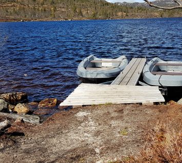 båter-fyrisjø-roing-brygge-fjell-fjellvann