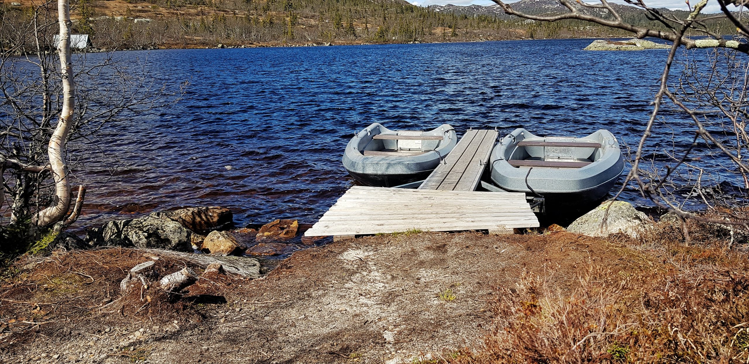 båter-fyrisjø-roing-brygge-fjell-fjellvann