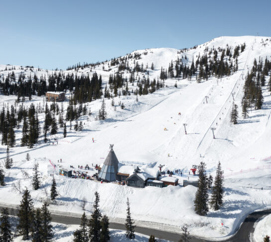 Høgevarde Fjellpark en solfyllt dag