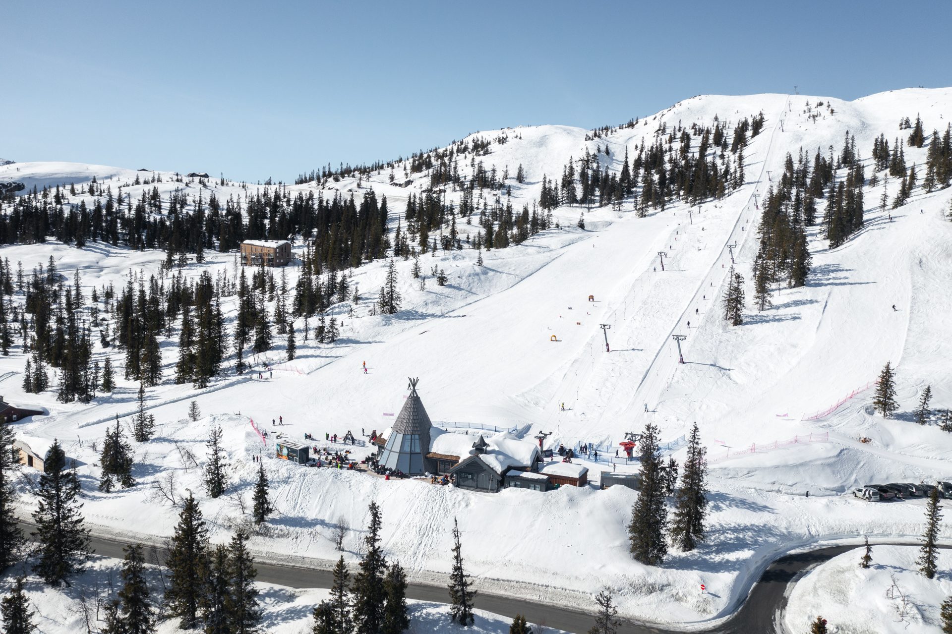 Høgevarde Fjellpark en solfyllt dag